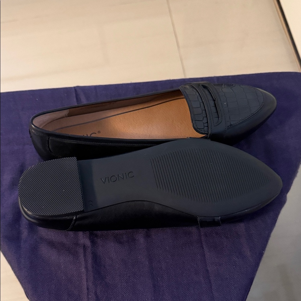 Vionic Black Croc-Trim Pointed Toe Leather Loafers - Picture 3 of 3